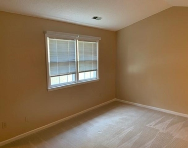 112 Lake Hollow Circle - Photo Thumbnail 10
