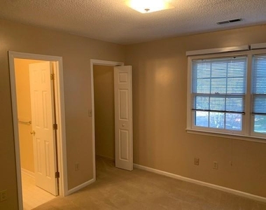 112 Lake Hollow Circle - Photo Thumbnail 7