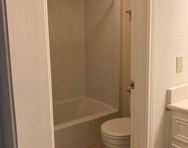 502 W 17th St - Photo Thumbnail 4