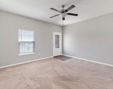 19300 Andrew Jackson St - Photo Thumbnail 4