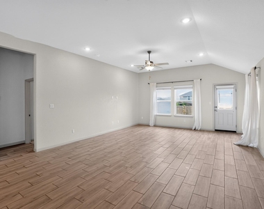 105 Greenway Dr - Photo Thumbnail 2