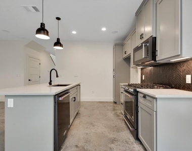400 W Monroe St - Photo Thumbnail 3