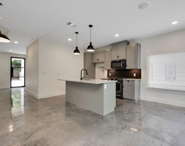 400 W Monroe St - Photo Thumbnail 4