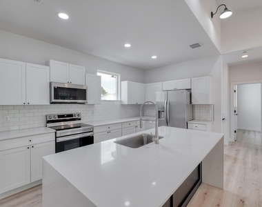 5211 Rob Scott St - Photo Thumbnail 8