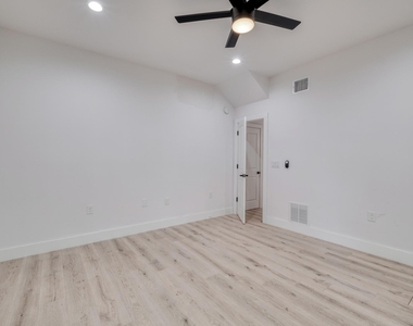 5211 Rob Scott St - Photo Thumbnail 15