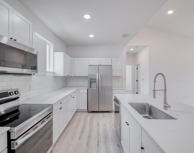 5211 Rob Scott St - Photo Thumbnail 9