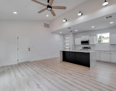 5211 Rob Scott St - Photo Thumbnail 4