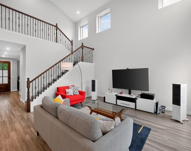 208 Windom Way - Photo Thumbnail 1