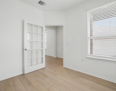 310 Livewater Ln - Photo Thumbnail 16