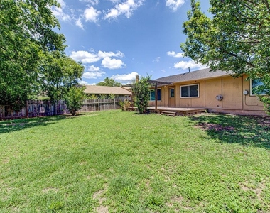 1711 Cricket Hollow Dr - Photo Thumbnail 13