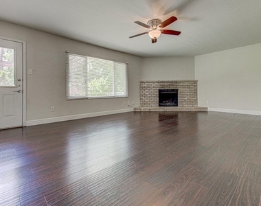 1711 Cricket Hollow Dr - Photo Thumbnail 1