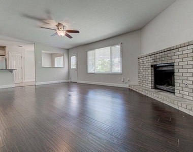 1711 Cricket Hollow Dr - Photo Thumbnail 2