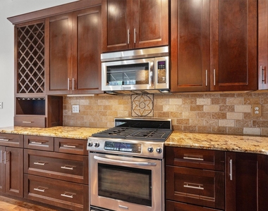 411 Brazos St - Photo Thumbnail 10