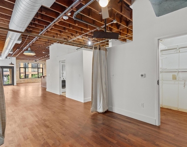 411 Brazos St - Photo Thumbnail 4
