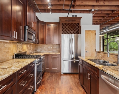 411 Brazos St - Photo Thumbnail 3