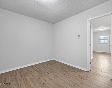 2146 Inwood Terrace - Photo Thumbnail 12