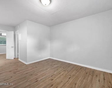 2146 Inwood Terrace - Photo Thumbnail 3