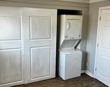 2146 Inwood Terrace - Photo Thumbnail 2