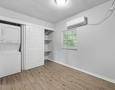 2146 Inwood Terrace - Photo Thumbnail 11