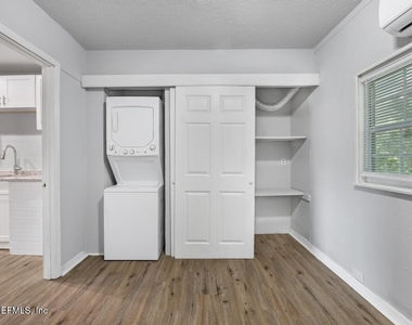 2146 Inwood Terrace - Photo Thumbnail 13