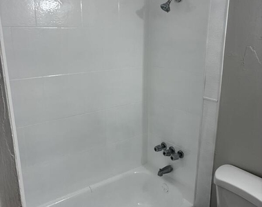 2146 Inwood Terrace - Photo Thumbnail 6