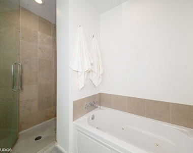 600 N Fairbanks Court - Photo Thumbnail 4