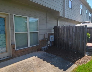 2200 Oakland Grove Place - Photo Thumbnail 15