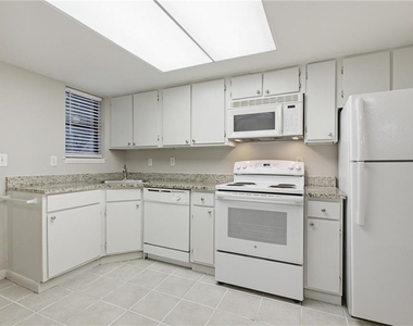 2183 Surrey Court Se - Photo Thumbnail 4