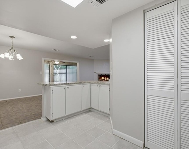 2183 Surrey Court Se - Photo Thumbnail 6