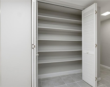 2183 Surrey Court Se - Photo Thumbnail 5