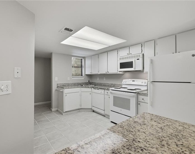 2183 Surrey Court Se - Photo Thumbnail 3