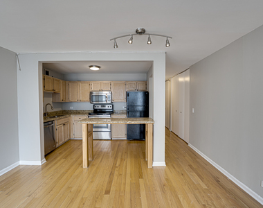 200 N Dearborn Street - Photo Thumbnail 2