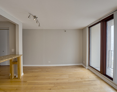 200 N Dearborn Street - Photo Thumbnail 3