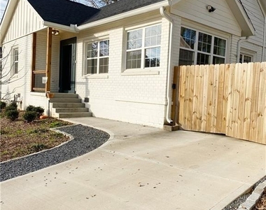 1927 S Gordon Street Sw - Photo Thumbnail 2