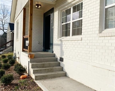 1927 S Gordon Street Sw - Photo Thumbnail 3