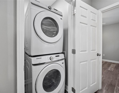 1126 Briarcliff Place Ne - Photo Thumbnail 4
