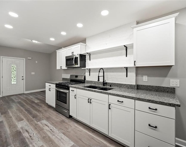 1126 Briarcliff Place Ne - Photo Thumbnail 3