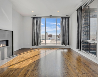 2366 N Seeley Avenue - Photo Thumbnail 4