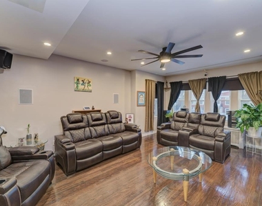 1941 N Harding Avenue - Photo Thumbnail 4