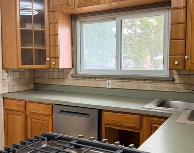 618 E 12th Street - Photo Thumbnail 17