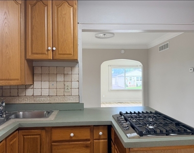 618 E 12th Street - Photo Thumbnail 19