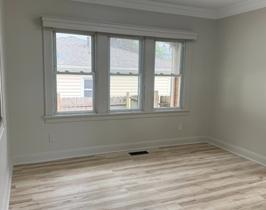618 E 12th Street - Photo Thumbnail 8