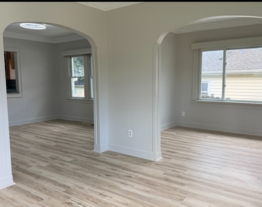 618 E 12th Street - Photo Thumbnail 9