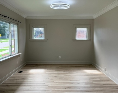 618 E 12th Street - Photo Thumbnail 2