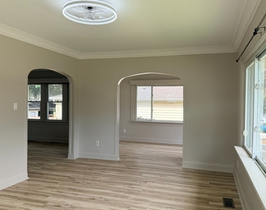 618 E 12th Street - Photo Thumbnail 3