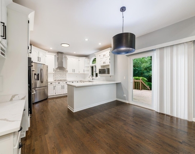 1106 Portsmouth Circle - Photo Thumbnail 8