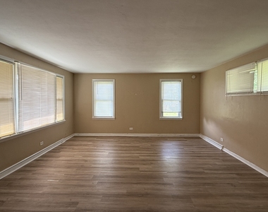 39096 N Evergreen Avenue - Photo Thumbnail 3