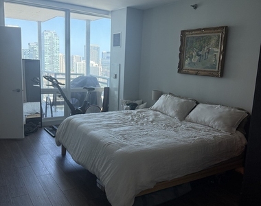 757 N Orleans Street - Photo Thumbnail 8