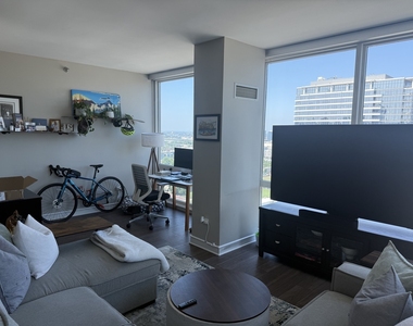 757 N Orleans Street - Photo Thumbnail 4
