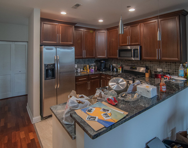 4950 N Western Avenue - Photo Thumbnail 3
